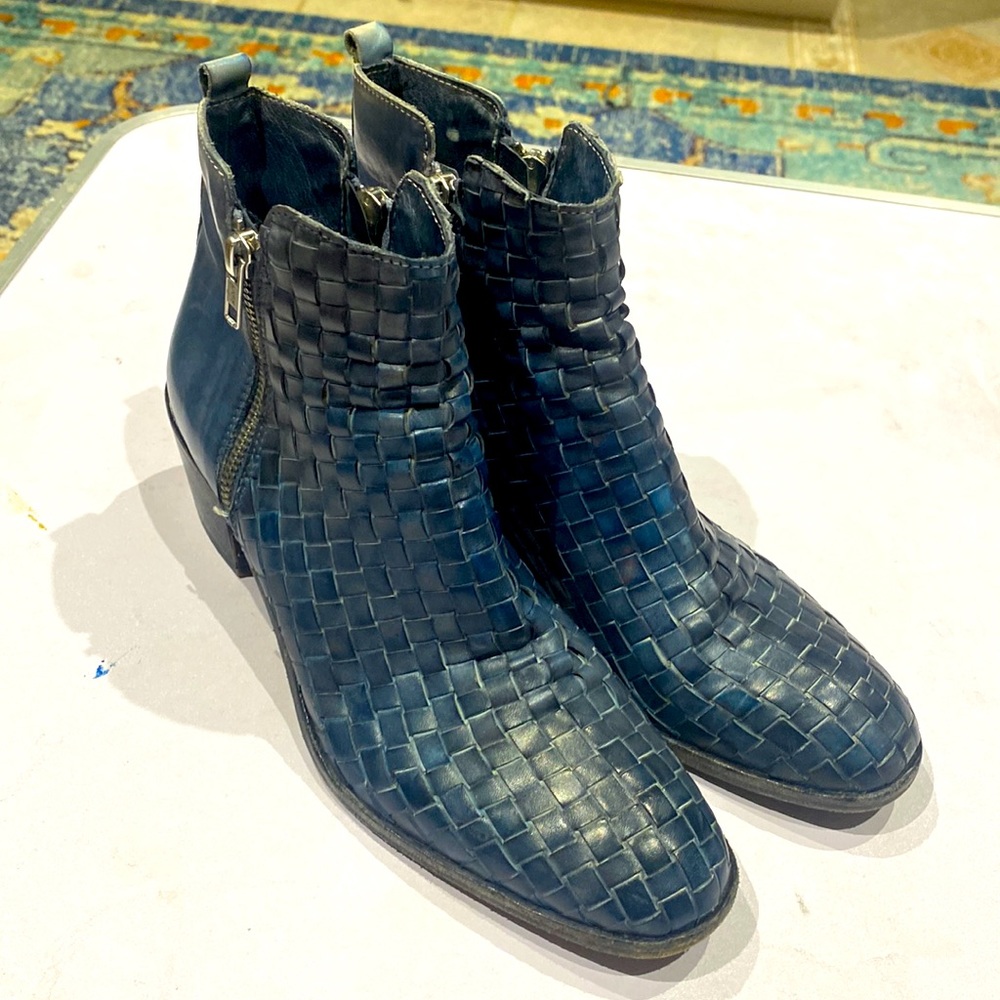 Leonardo booties